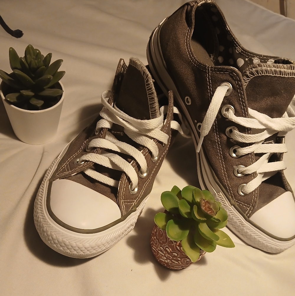 Stylish Kids High-Top Sneakers in Brown